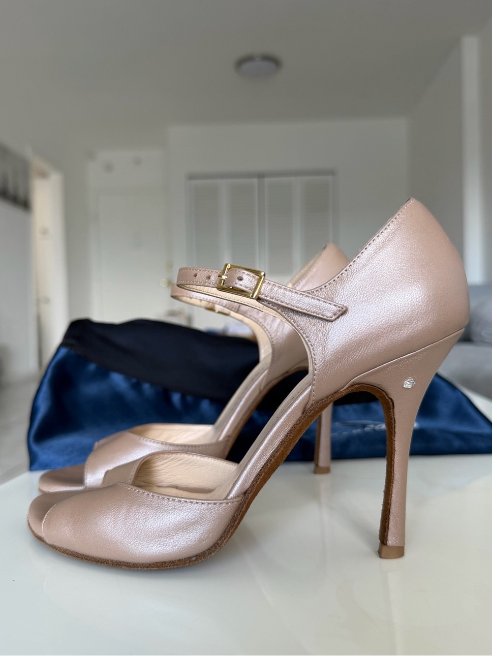 Madame Pivot Daisy Dove Grey Nude
Argentine Tango Shoes Italy Sz 37
Narrow